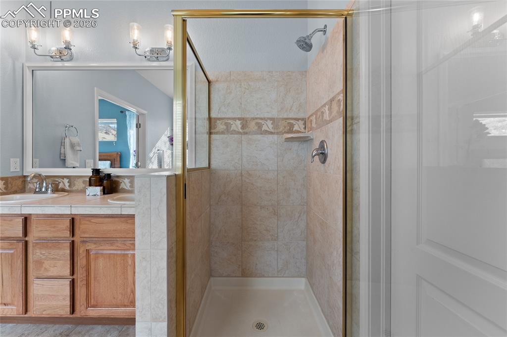 Image 25 of 50: Bathroom