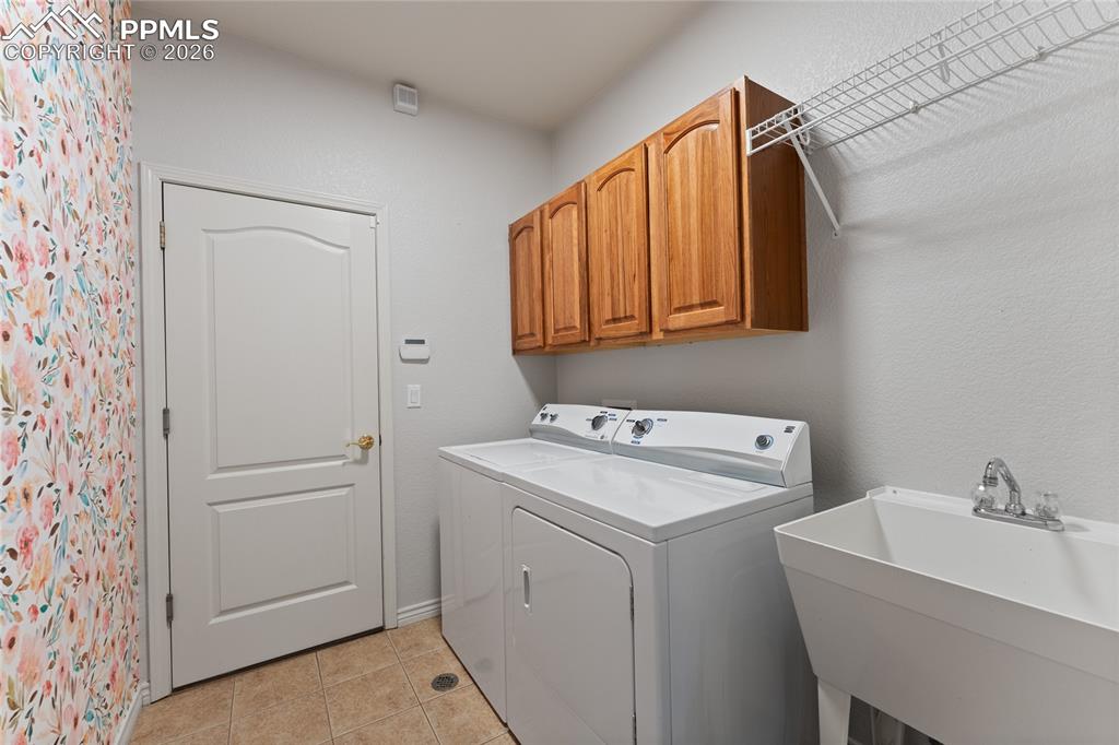 Image 26 of 50: Laundry