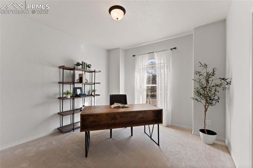 Image 27 of 50: Office