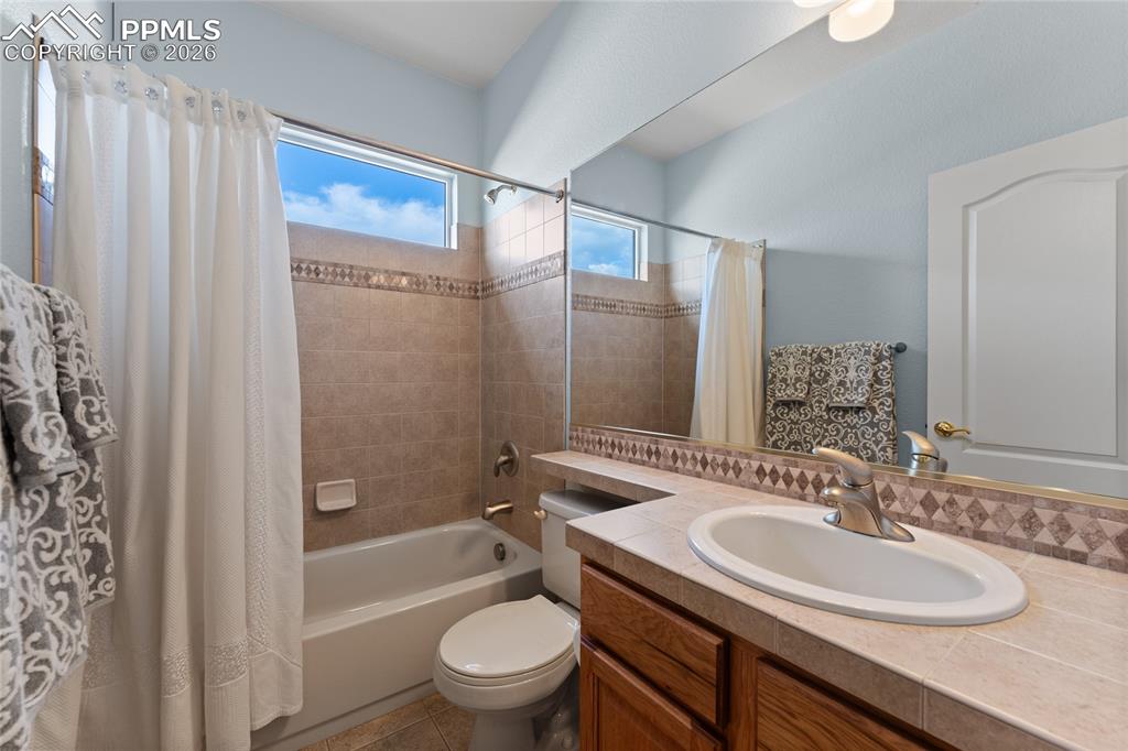 Image 28 of 50: Bathroom