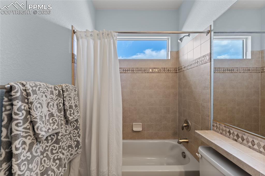 Image 29 of 50: Bathroom