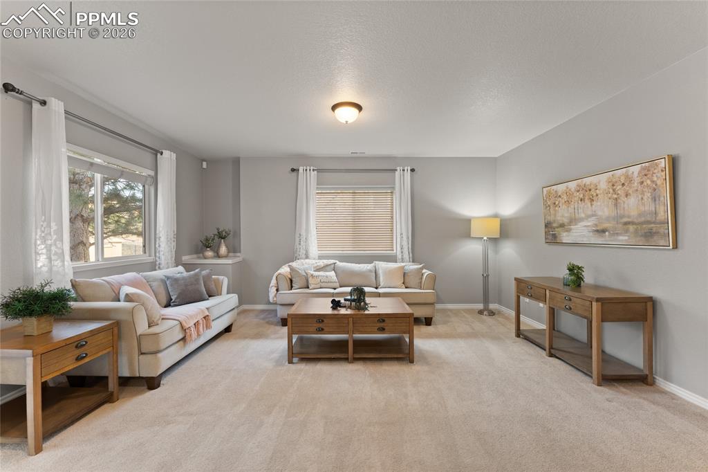 Image 32 of 50: Living Room