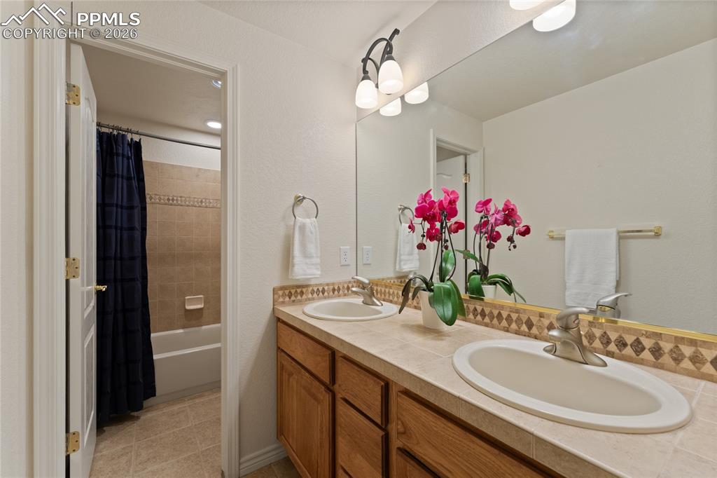 Image 39 of 50: Bathroom