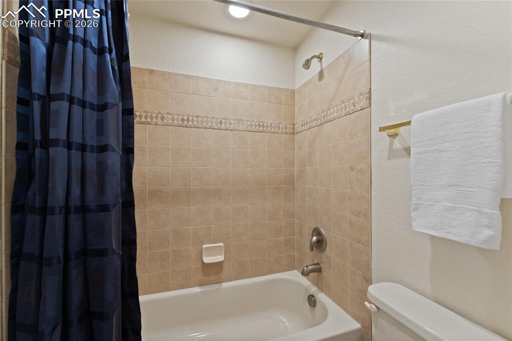 Image 40 of 50: Bathroom