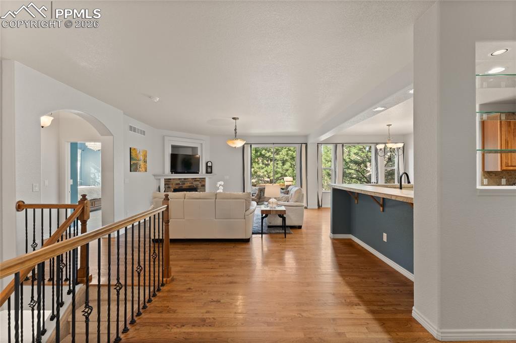 Image 7 of 50: Living Room