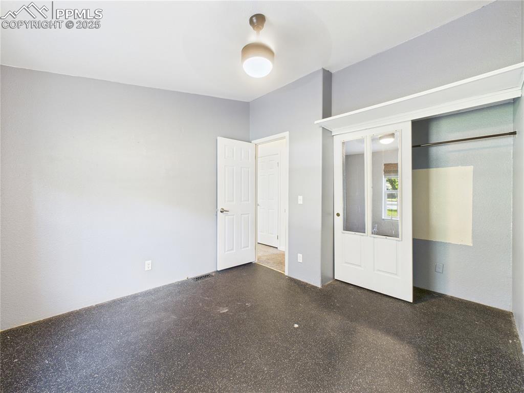 Image 19 of 50: Bedroom