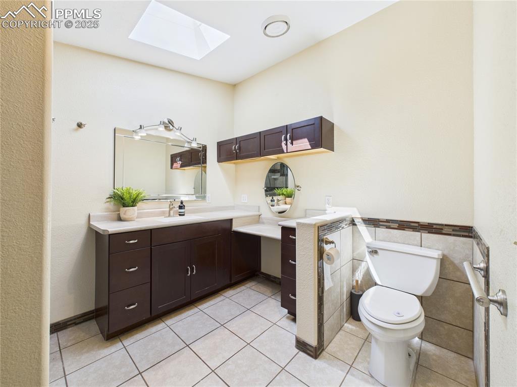 Image 26 of 50: Bathroom