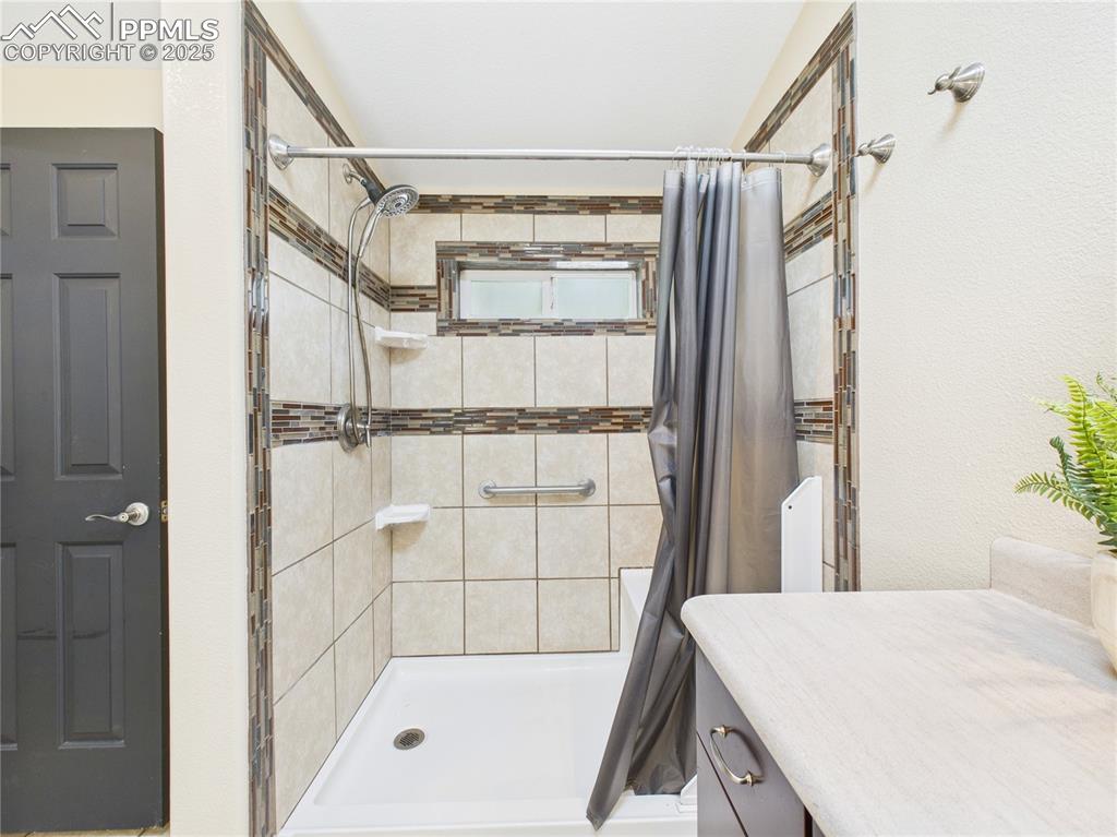 Image 27 of 50: Bathroom