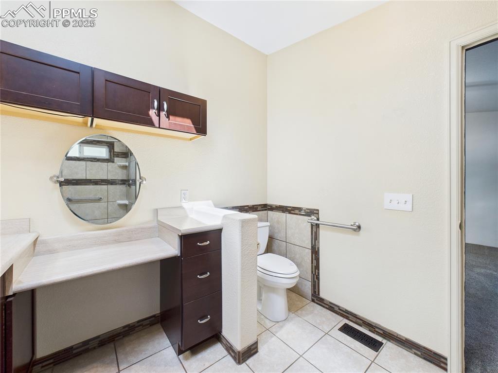 Image 28 of 50: Bathroom