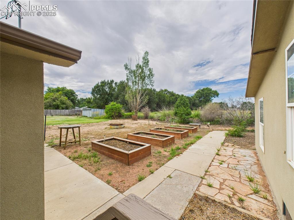 Image 44 of 50: Yard