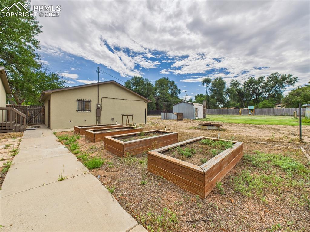 Image 46 of 50: Yard