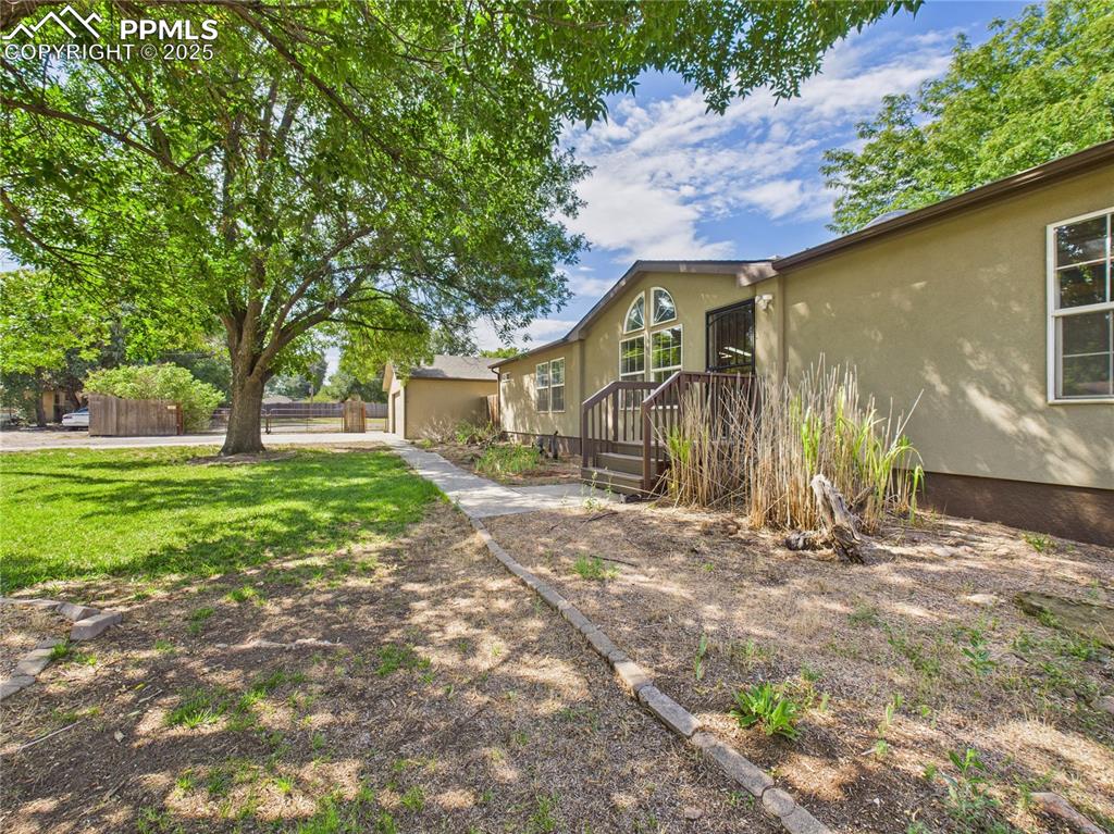 Image 6 of 50: Side of Structure