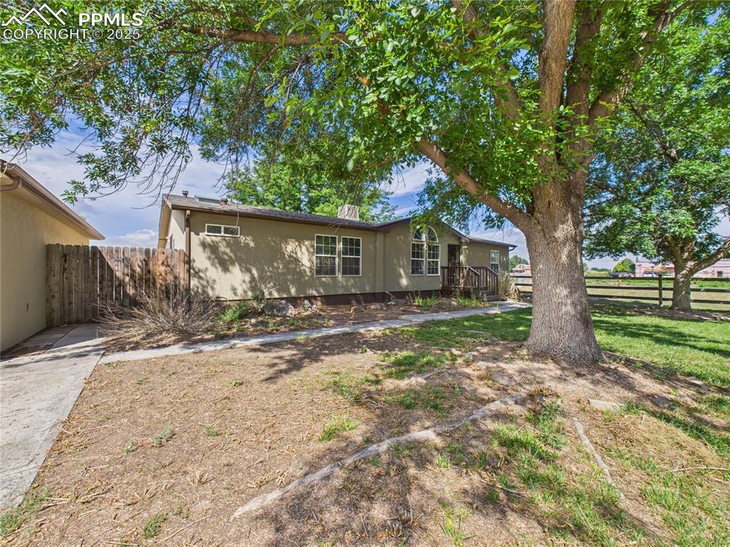 Image 7 of 50: Side of Structure