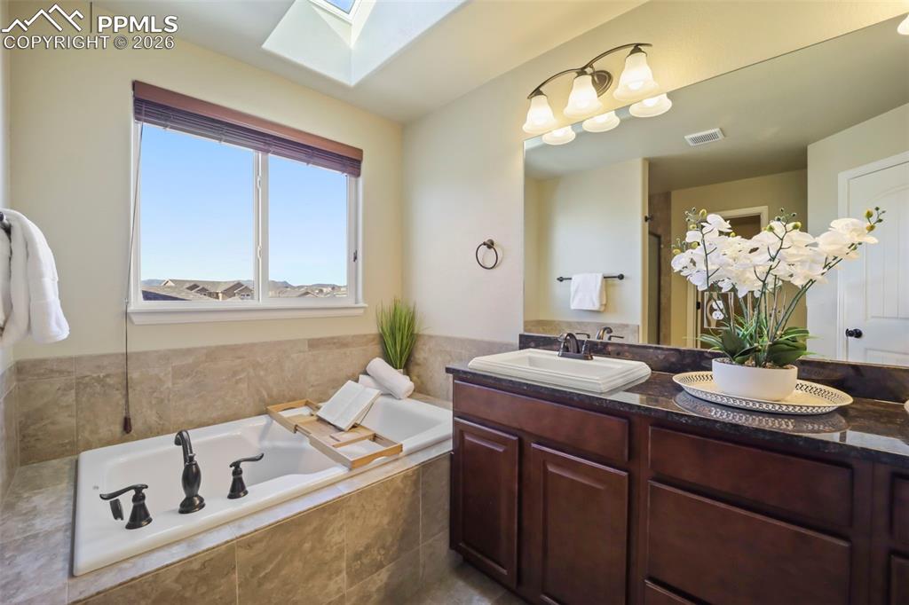 Image 17 of 42: Bathroom