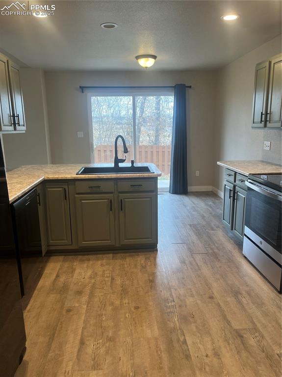 Image 15 of 26: Kitchen