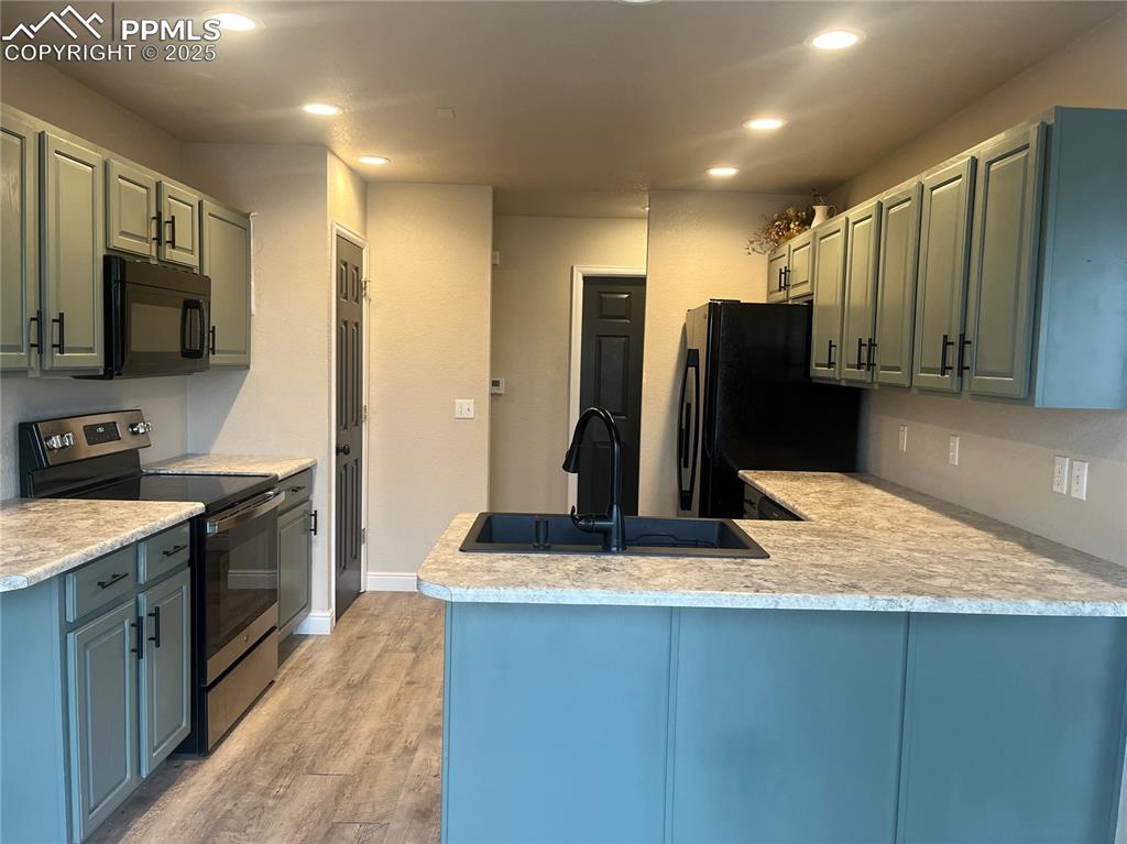 Image 20 of 26: Kitchen