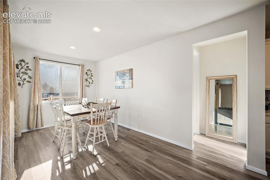 Image 12 of 32: Dining Area