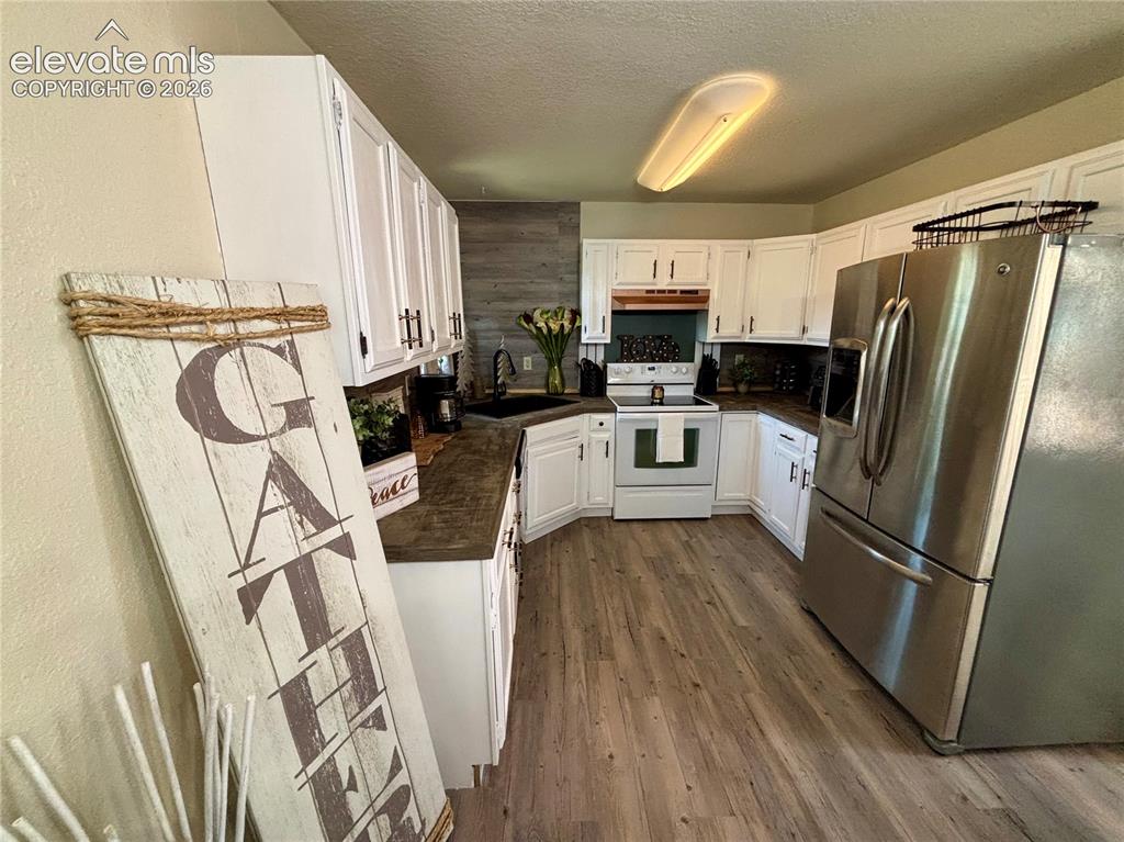 Image 10 of 36: Kitchen