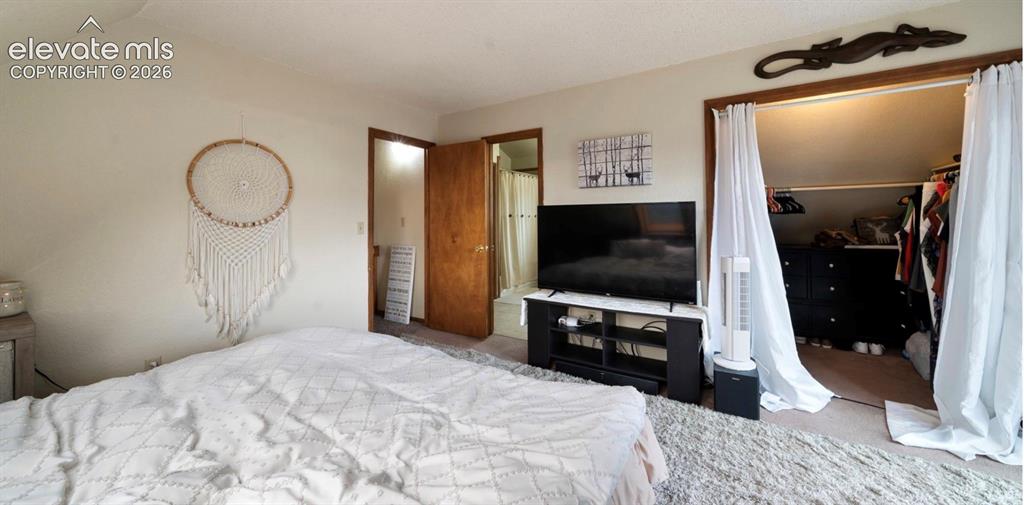 Image 19 of 36: Bedroom