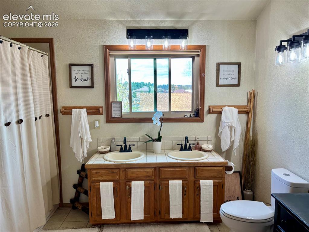 Image 20 of 36: Bathroom