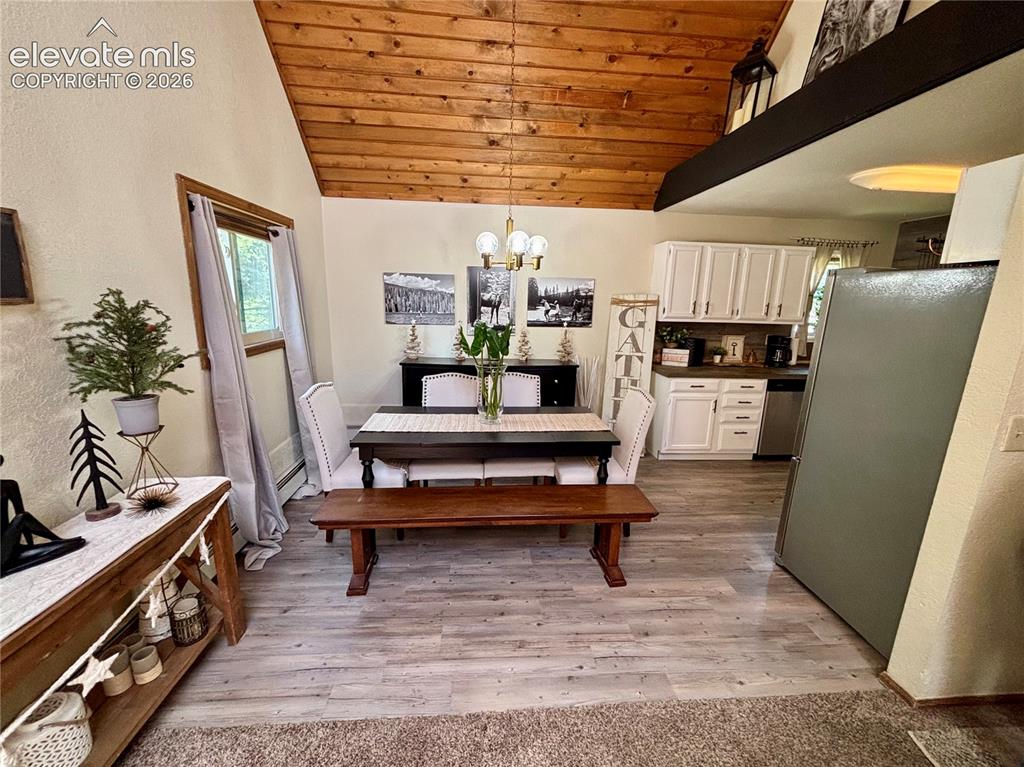 Image 7 of 36: Dining Area