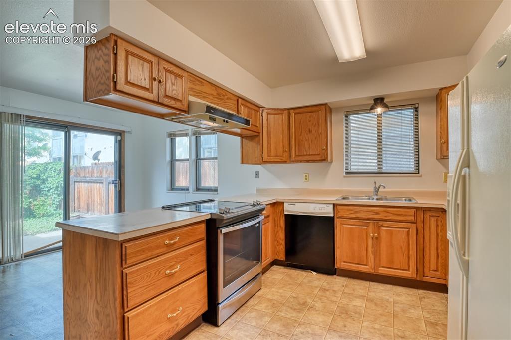 Image 12 of 38: Kitchen