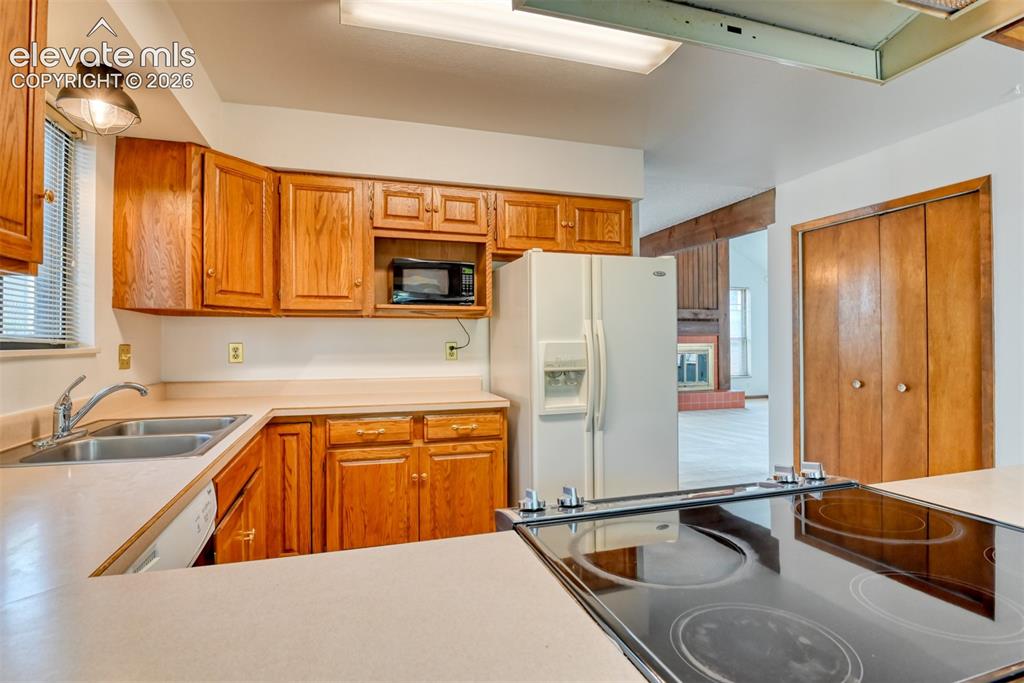 Image 14 of 38: Kitchen
