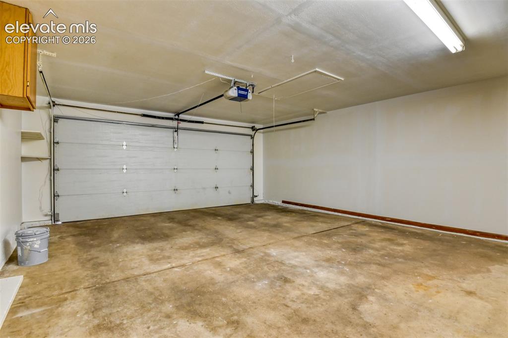 Image 32 of 38: Large Garage