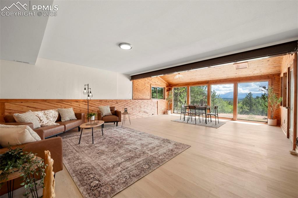 Image 11 of 41: Living Room