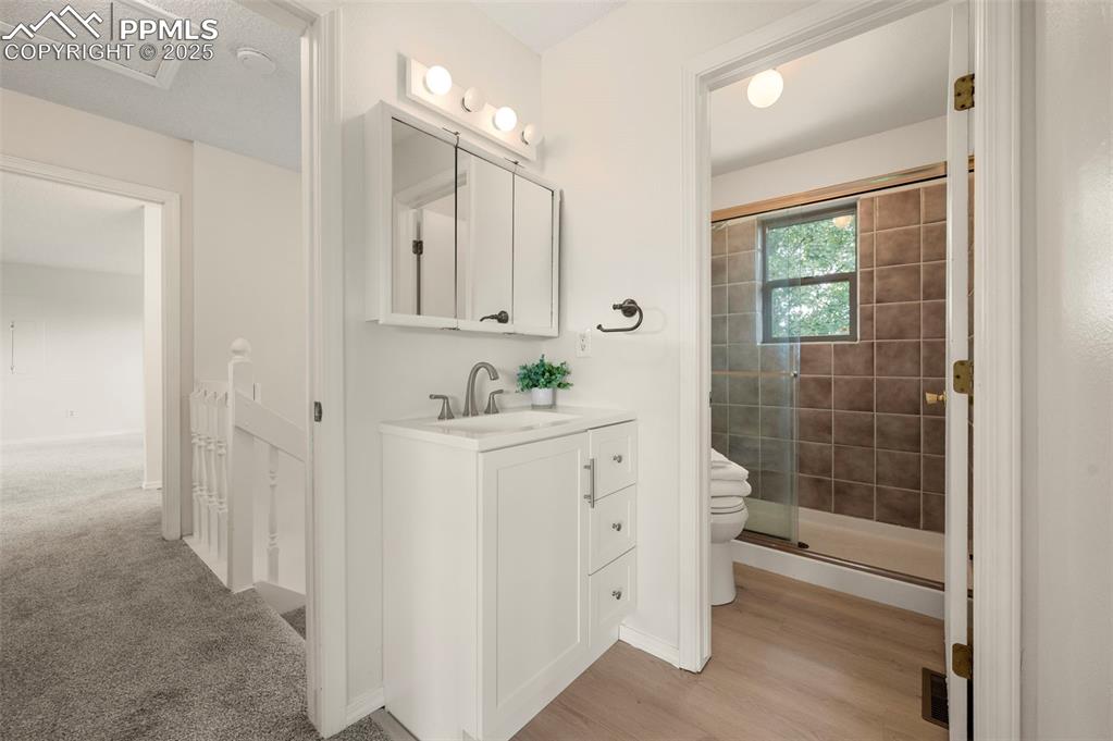 Image 16 of 42: Bathroom