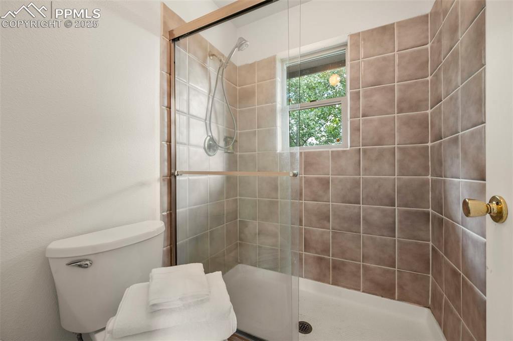 Image 18 of 41: Bathroom