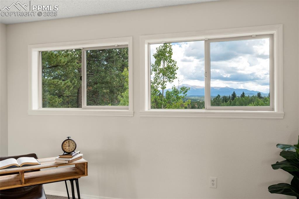 Image 19 of 42: Office