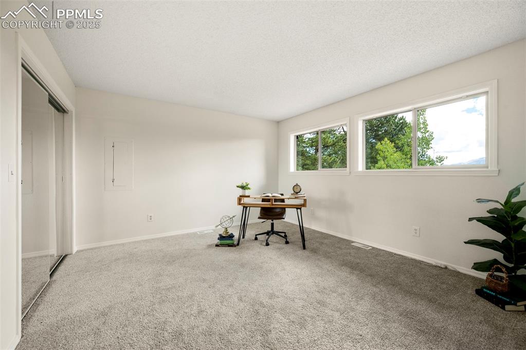 Image 19 of 41: Office