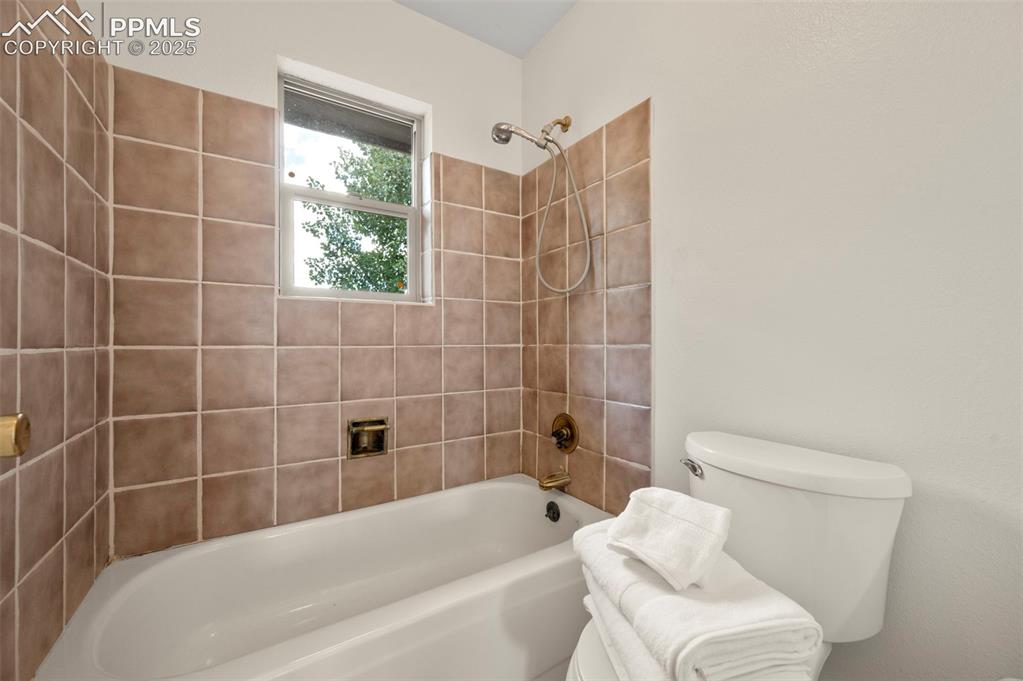 Image 23 of 41: Bathroom