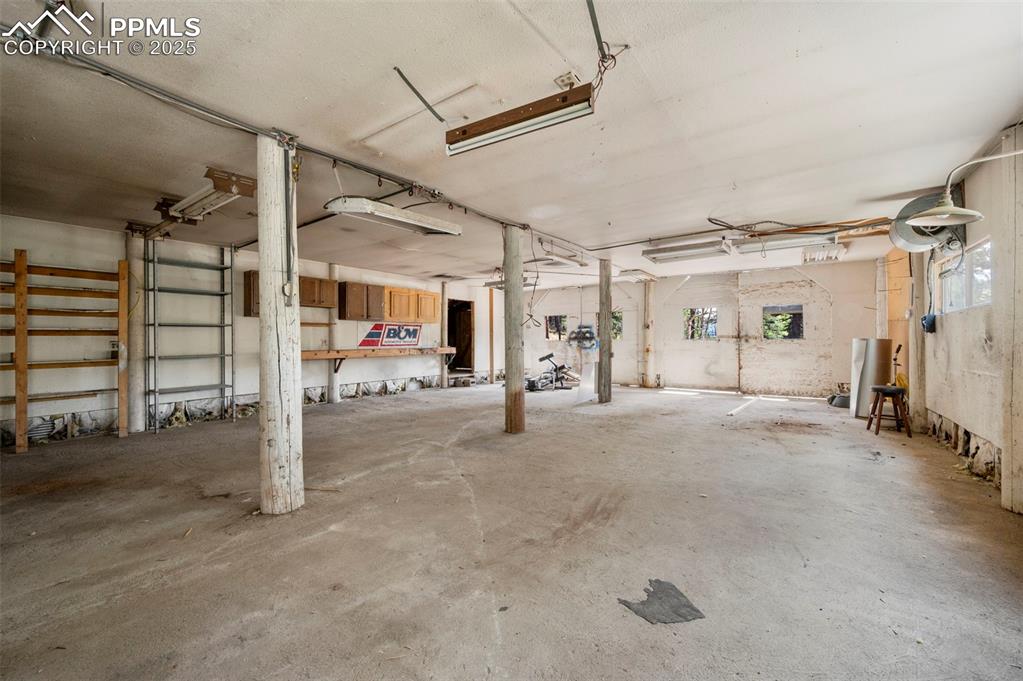 Image 27 of 42: Garage