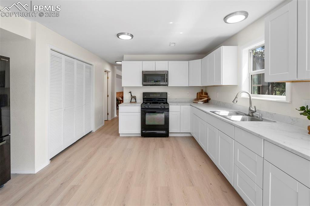 Image 5 of 42: Kitchen