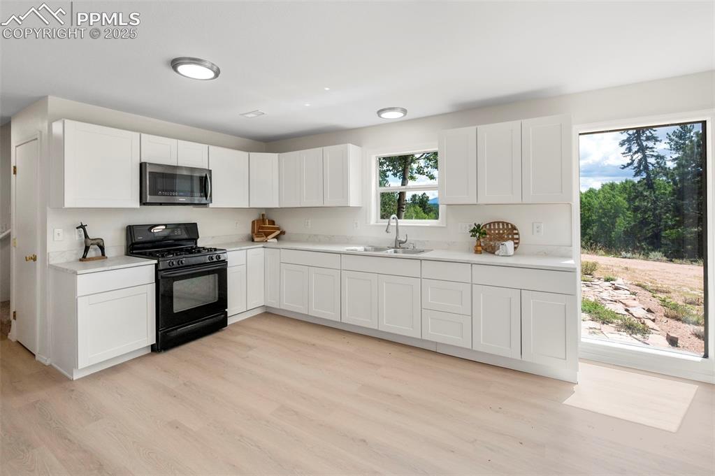 Image 6 of 41: Kitchen