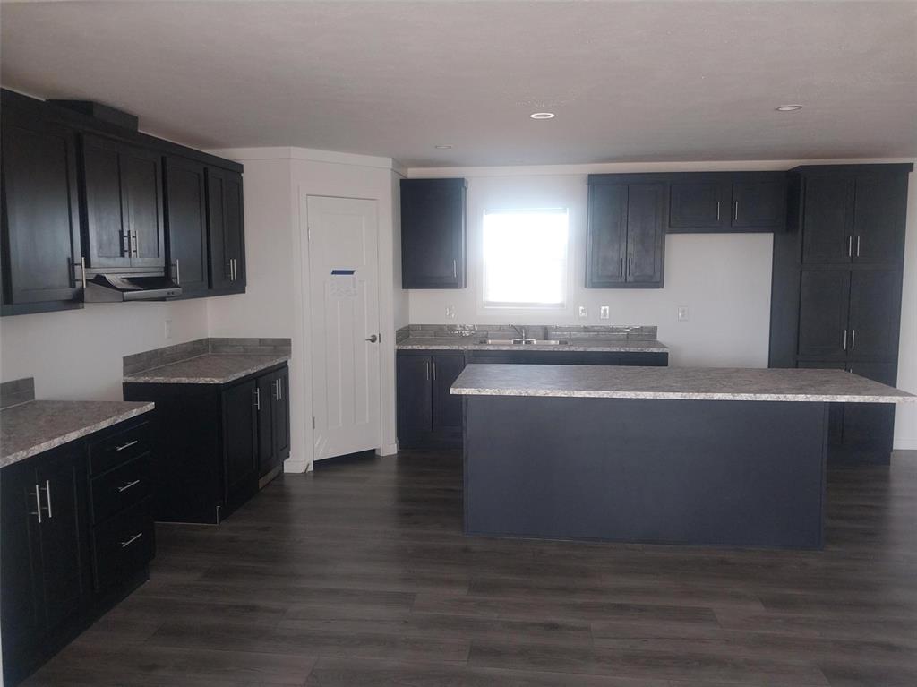 Image 21 of 25: Kitchen