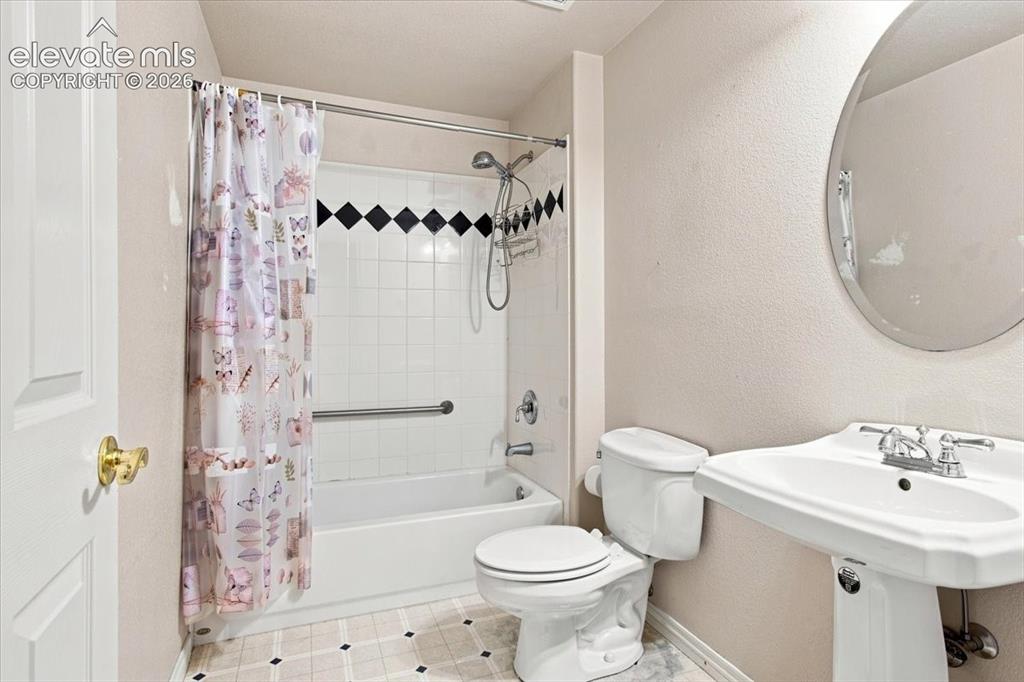 Image 33 of 46: Bathroom