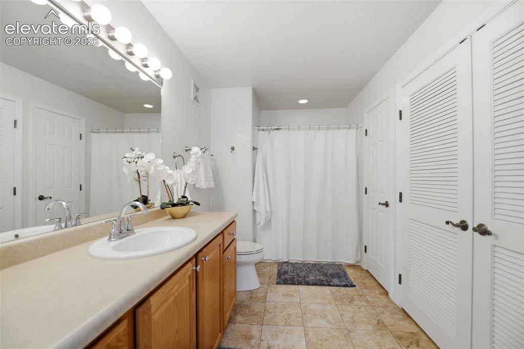 Image 17 of 25: Bathroom