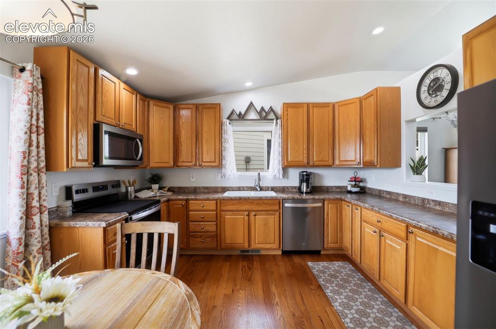 Image 4 of 25: Kitchen