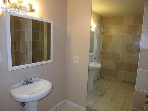 Image 12 of 15: Bathroom