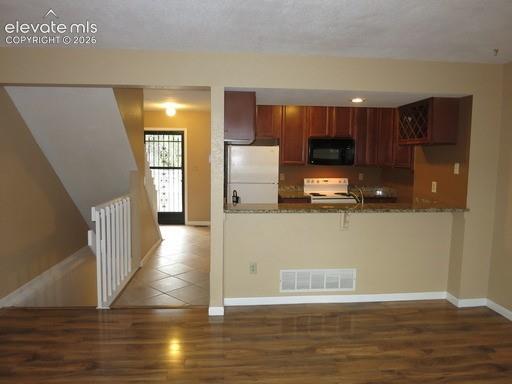 Image 4 of 15: Kitchen