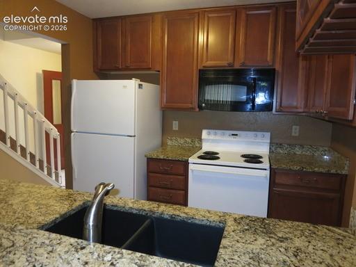 Image 5 of 15: Kitchen