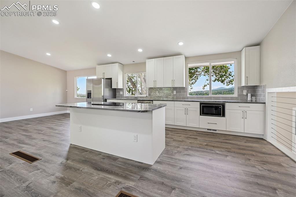 Image 10 of 45: Kitchen