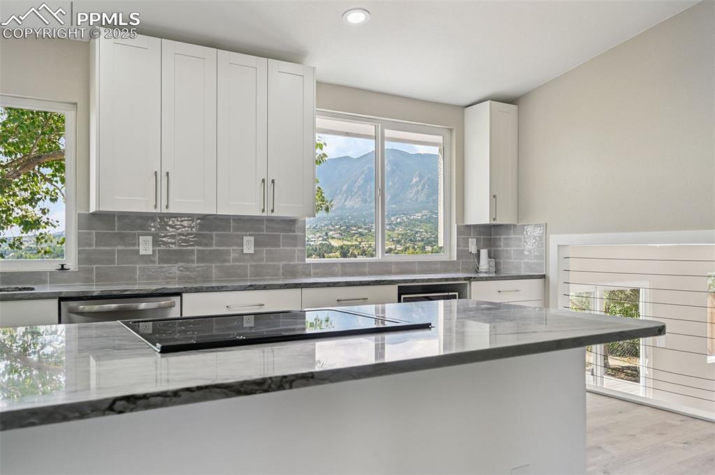 Image 5 of 45: Kitchen, mountain view