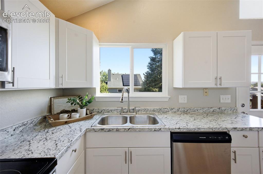 Image 10 of 42: Kitchen