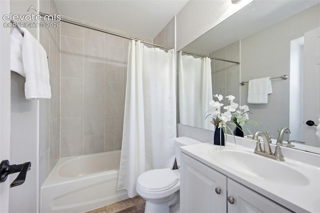 Image 19 of 42: Bathroom