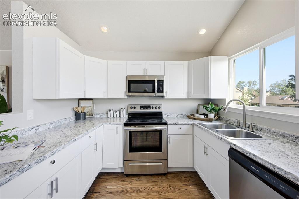 Image 7 of 42: Kitchen