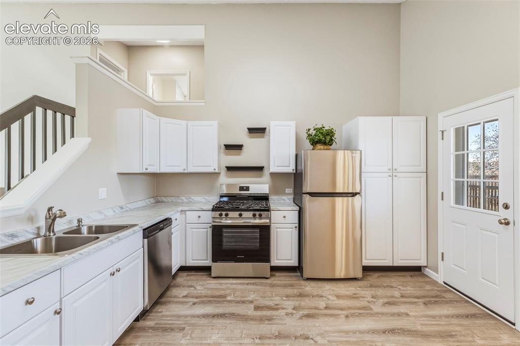 Image 10 of 35: Kitchen